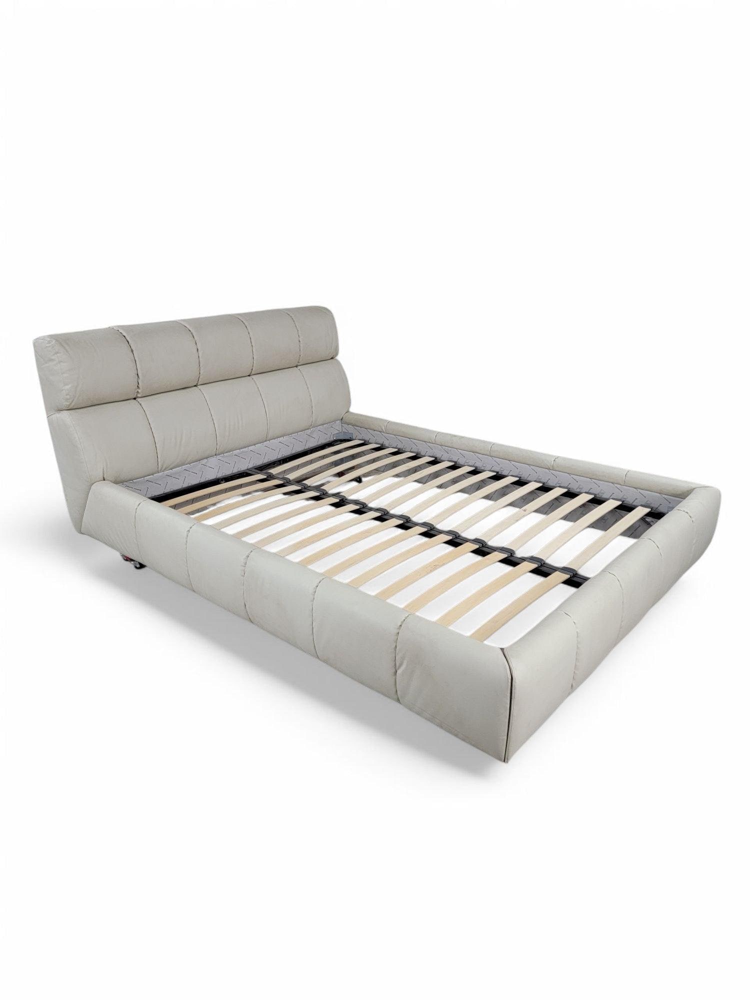 Vintage Postmodern Italian Tufted Leather Queen Bed by Rossetto Italia: Vintage Postmodern Italian Tufted Leather Queen Bed by Rossetto Italia A postmodern Italian bed frame & headboard beautifully designed by Rossetto Italia. It features soft pouf tufty gray leather plat