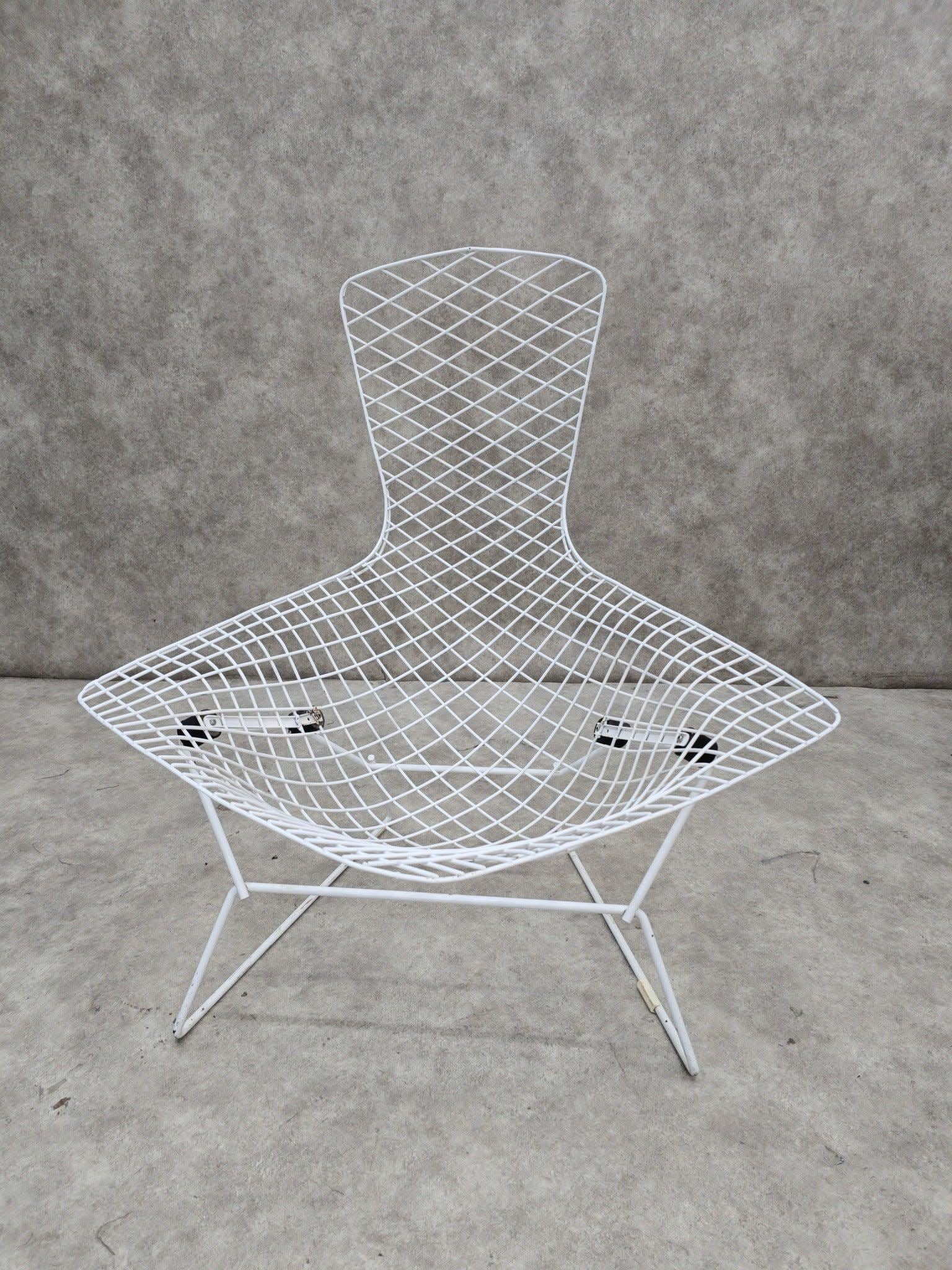 Mid Century Modern Harry Bertoia for Knoll Bird Lounge Chair in White: Mid Century Modern Harry Bertoia for Knoll Bird Lounge Chair in White The Mid Century Modern Harry Bertoia for Knoll Bird Lounge Chair in White exemplifies timeless design and exceptional craftsmanshi