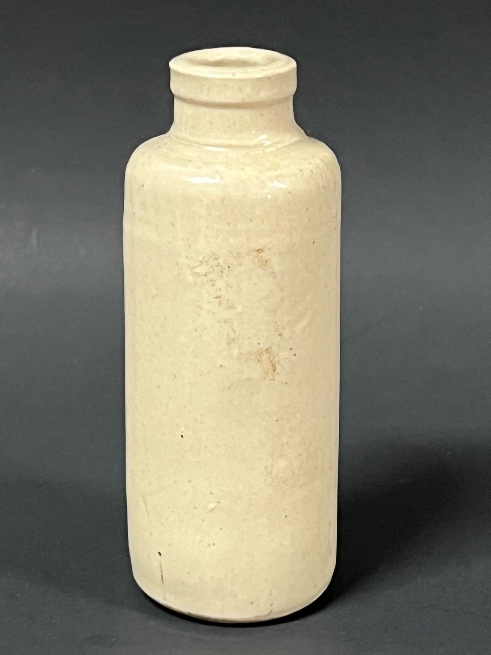 Late 20th Century Chinese Art Porcelain Snuffl Bottle: Title: Late 20th Century Chinese Art Porcelain Snuffl Bottle Date/Period: Late 20th Century Description: Chinese Art Porcelain Snuff Bottle Materials: Porcelain Size: 4" h x 1.5" w Reserve: $40.00 Shi