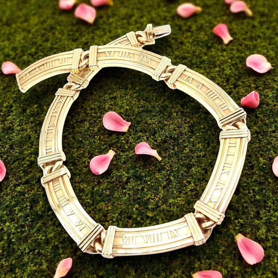 Vintage! Authentic Tiffany & Co Atlas 18k Yellow Gold Link Collar Necklace 1995: Vintage! Authentic Tiffany & Co Atlas 18k Yellow Gold Link Collar Necklace 1995 About This Piece: The Authentic Tiffany & Co Atlas Link Collar Necklace, crafted in 18k yellow gold, dates back to 1995.