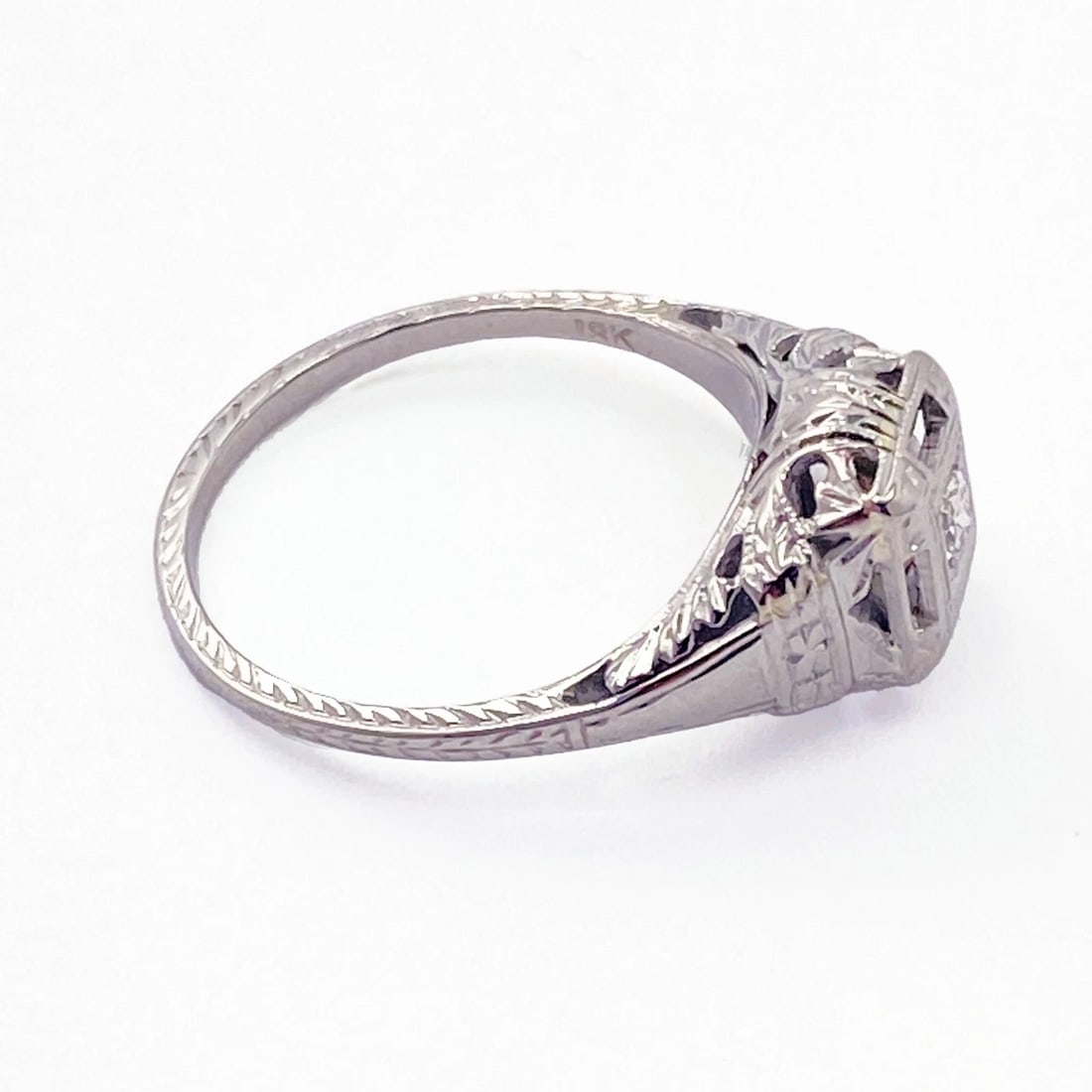Vintage Estate 18k White Gold 0.14ct Diamond Art Deco Filigree Ring sz 5.75: Vintage Estate 18k White Gold 0.14ct Diamond Art Deco Filigree Ring sz 5.75 About This Piece: Vintage / Estate 18k White Gold Art Deco Filigree Ring with Old Miner center Diamond. Antique, circa 1920'