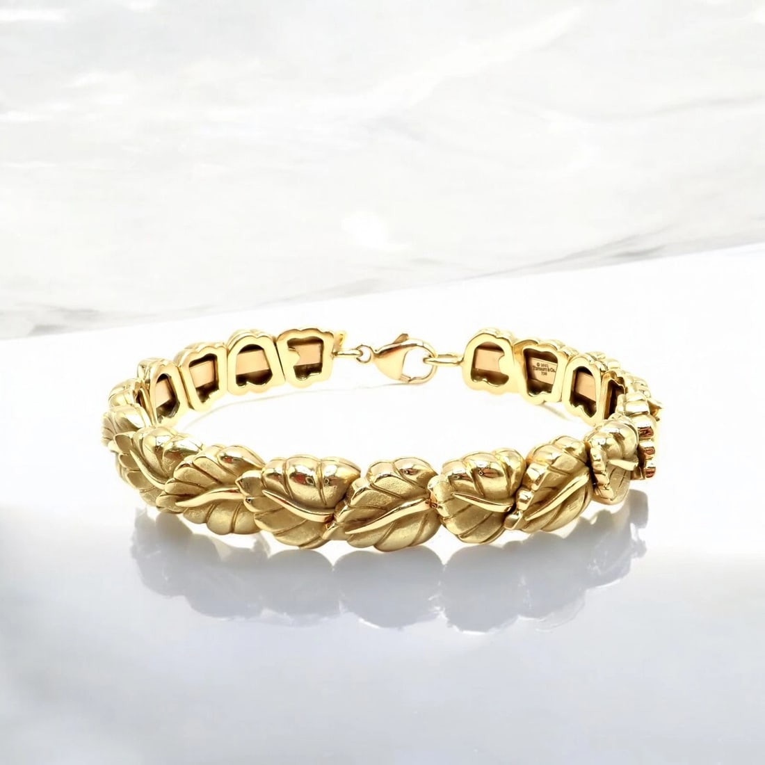 Vintage! Authentic Tiffany & Co Leaf 18k Yellow Gold Link Bracelet 2002: Vintage! Authentic Tiffany & Co Leaf 18k Yellow Gold Link Bracelet 2002 About This Piece: Vintage and authentic, this 2002 Tiffany & Co. link bracelet is crafted from luxurious 18k yellow gold. Featur