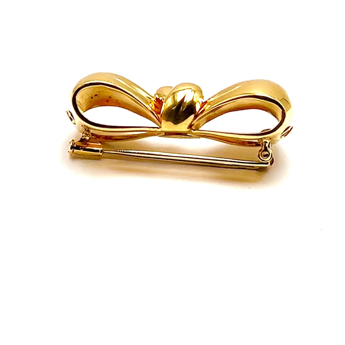 Rare! Authentic Van Cleef & Arpels 18k Yellow Gold Bow Design Pin Brooch: Rare! Authentic Van Cleef & Arpels 18k Yellow Gold Bow Design Pin Brooch About This Piece: Metal: 18k yellow gold Measurements: 43mm x 22mm Weight: 26 grams Stones: NONE Hallmarks: VCA 750 DR01.00YG