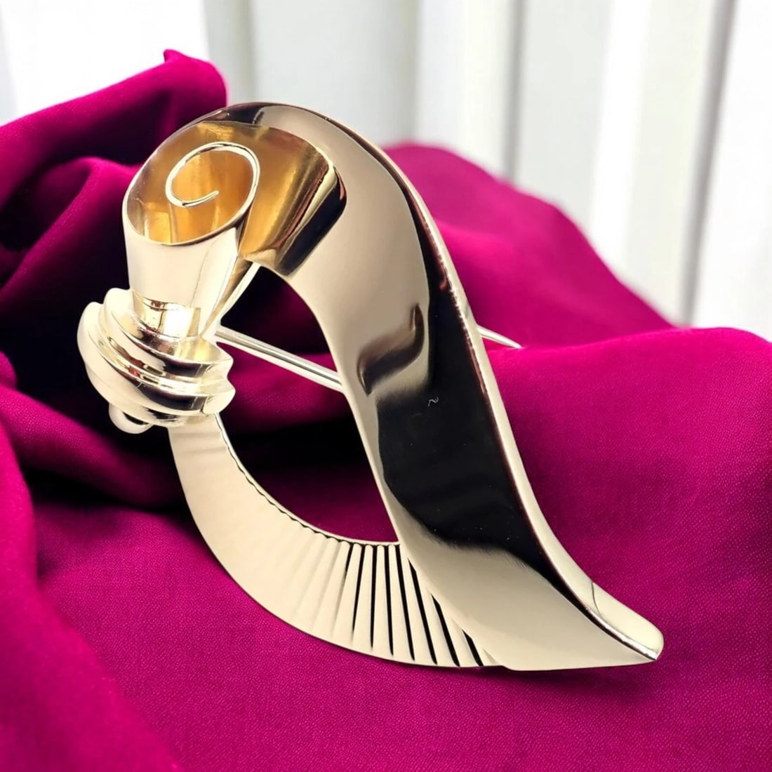 Vintage! Authentic Cartier 14k Yellow Gold Art Deco Brooch Pin: Vintage! Authentic Cartier 14k Yellow Gold Art Deco Brooch Pin About This Piece: This authentic Cartier Art Deco brooch is a refined example of 20th-century design, crafted in 14k yellow gold. Measuri