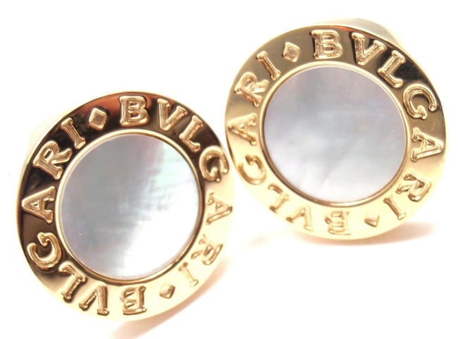 Authentic! Bvlgari Bulgari 18k Yellow Gold Mother Of Pearl Cufflinks: Authentic! Bvlgari Bulgari 18k Yellow Gold Mother Of Pearl Cufflinks About This Piece: Metal: 18k Yellow Gold Measurements: 17mm x 18mm x 20mm Weight: 19.3 grams Stones: 2 round mother of pearl stones