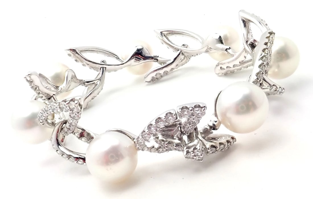 Rare! Authentic Mikimoto 18k White Gold 7ct Diamond 12mm Pearl Bracelet: Rare! Authentic Mikimoto 18k White Gold 7ct Diamond 12mm Pearl Bracelet About This Piece: Metal: 18k White Gold Length: Width: 7" 19mm Weight: 9.4 grams Stones: 213 round brilliant cut diamonds VS1 cl