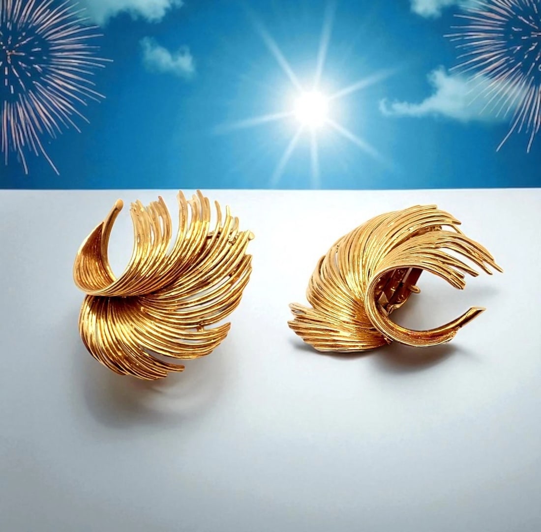 Authentic! Vintage Tiffany & Co 18k Yellow Gold Leaf Earrings: Authentic! Vintage Tiffany & Co 18k Yellow Gold Leaf Earrings About This Piece: These authentic vintage Tiffany & Co. earrings are crafted in rich 18k yellow gold, designed in an elegant, sculptural l