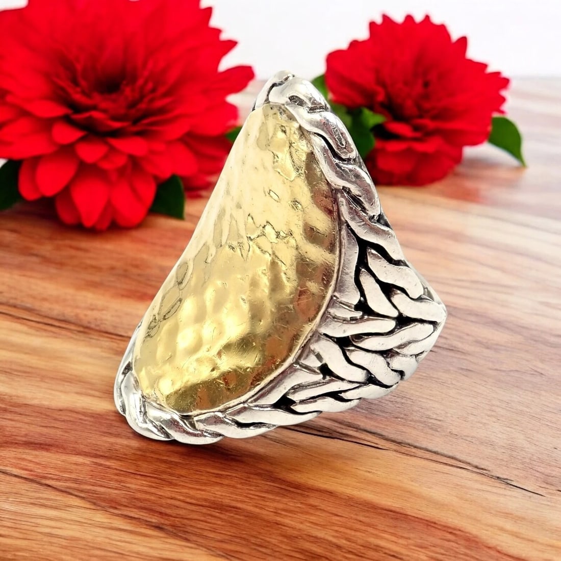 John Hardy JH Silver 22k Yellow Gold Classic Palu Saddle Cocktail Ring sz 7: Exquisitely crafted by John Hardy, this Classic Palu Saddle Cocktail Ring seamlessly merges sterling silver and 22k yellow gold accents. The signature hammered ?Palu? texture radiates artisanal brilli