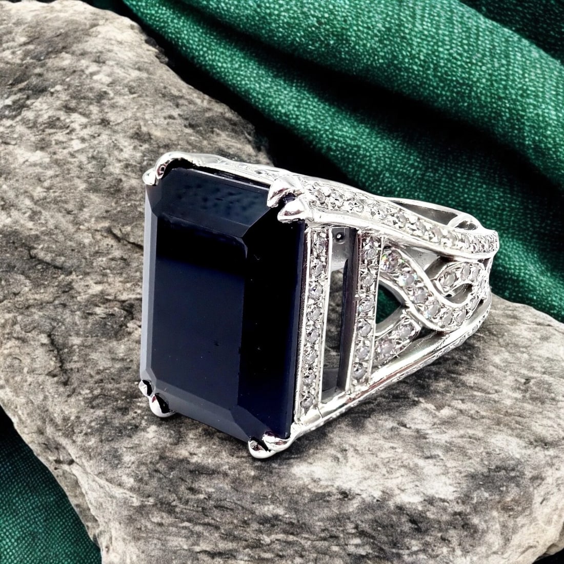 Kieselstein Cord Platinum 3ctw Diamond Black Spinel Cockatil Ring 1998 sz 5.5: This 1998 Kieselstein-Cord cocktail ring features a bold design in platinum, showcasing approximately 3 carats total weight of dazzling diamonds. The black spinel featured adds striking contrast, enha