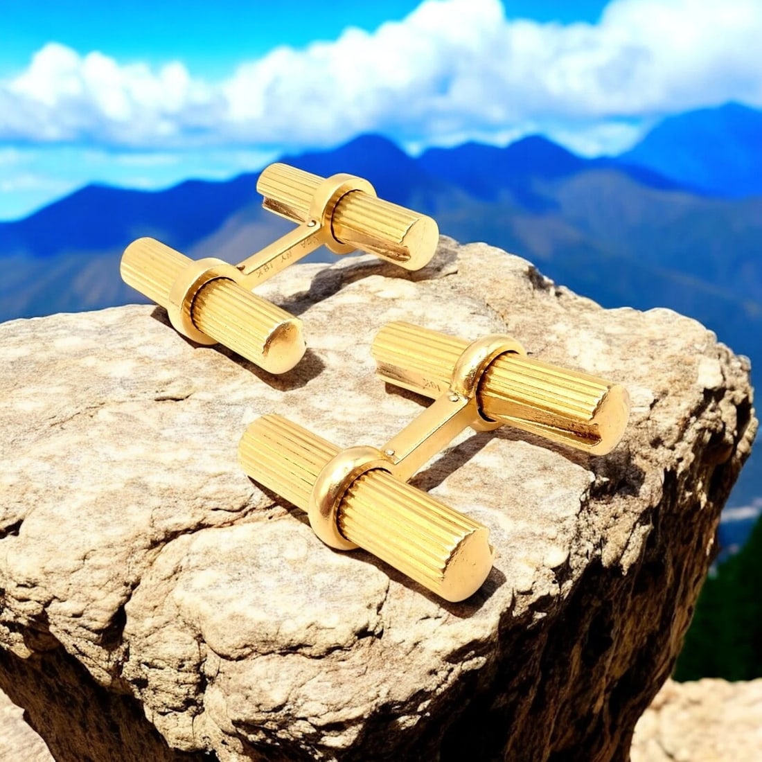 Vintage! Authentic Van Cleef & Arpels 18k Yellow Gold Bar Cufflinks: Vintage! Authentic Van Cleef & Arpels 18k Yellow Gold Bar Cufflinks Product Description About This Piece: These refined cufflinks exemplify Van Cleef & Arpels’s timeless elegance, meticulously c