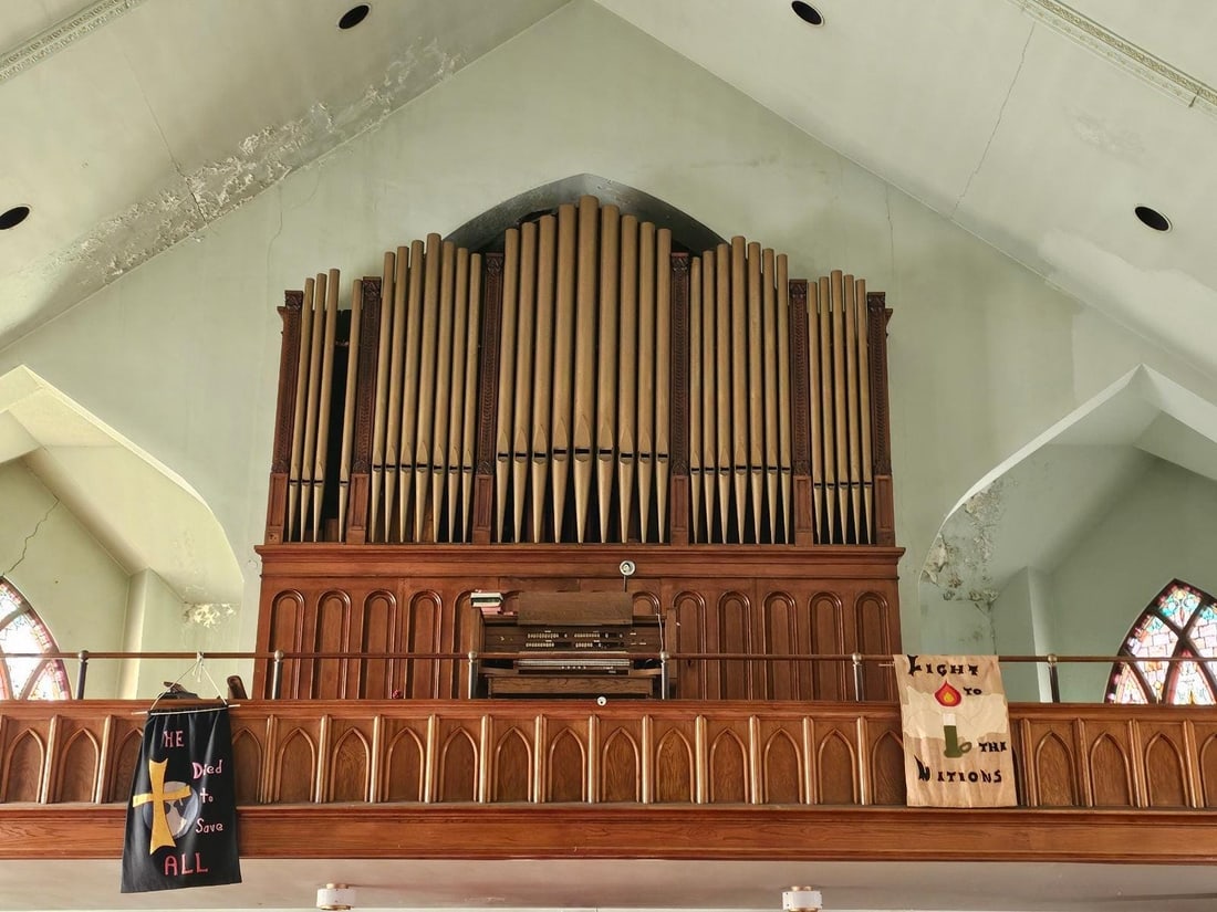 Antique Neo Gothic Pipe Church Organ in Oak Casement: Title: Antique Neo Gothic Pipe Church Organ in Oak Casement Description: Antique Neo Gothic Pipe Church Organ in Oak Casement Originally made in 1913 and updated throughout the years, this pipe organ