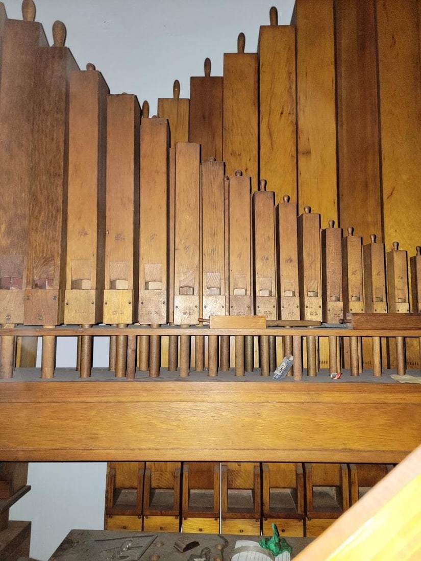 Antique Neo Gothic Pipe Church Organ in Oak Casement - 8