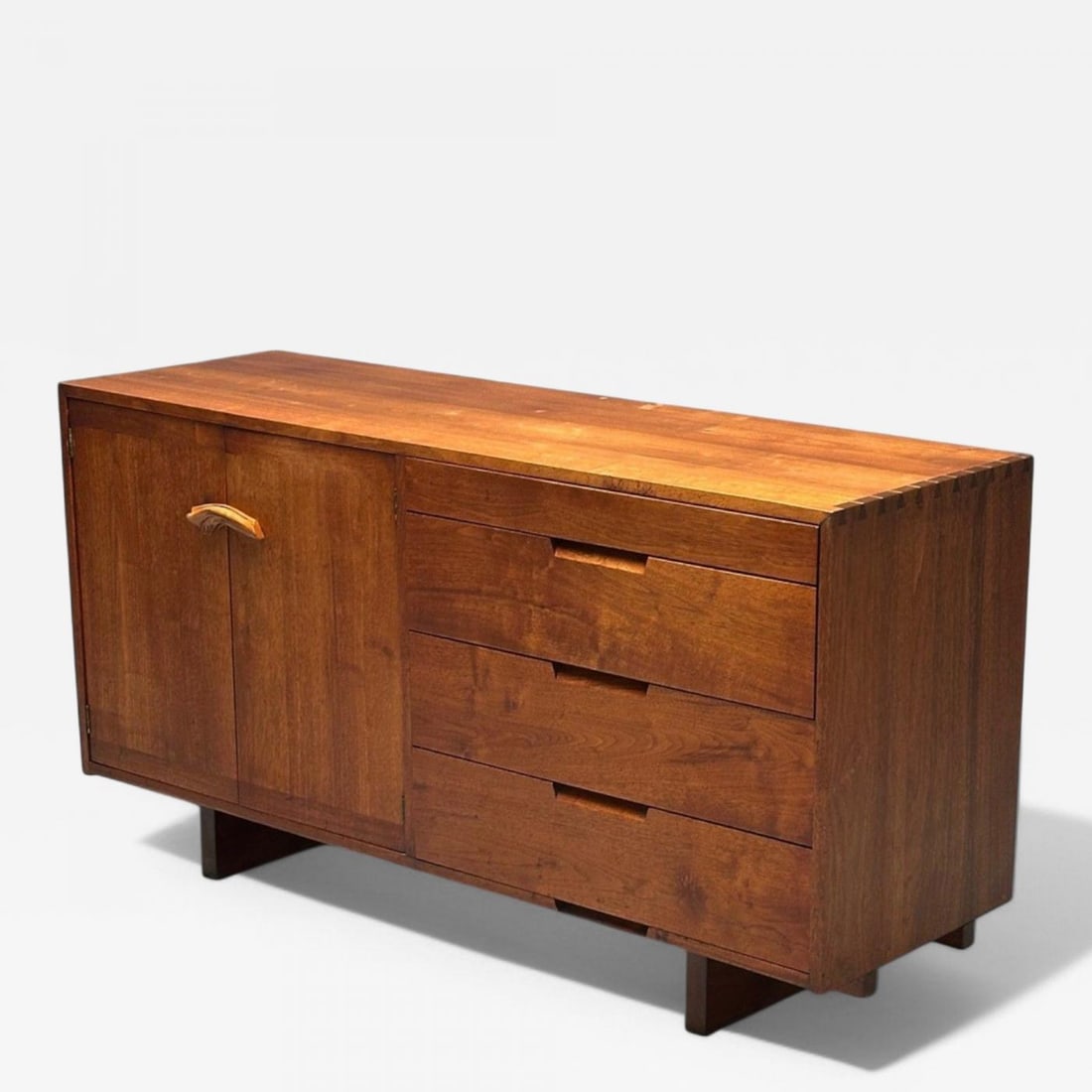 George Nakashima, Mid-Century Modern, American Walnut, Rare Dresser, USA, 1953: Title: George Nakashima, Mid-Century Modern, American Walnut, Rare Dresser, USA, 1953 Description: George Nakashima, American Studio, Mid-Century Modern, Rare Cabinet or Dresser, USA, 1953 Rare opport