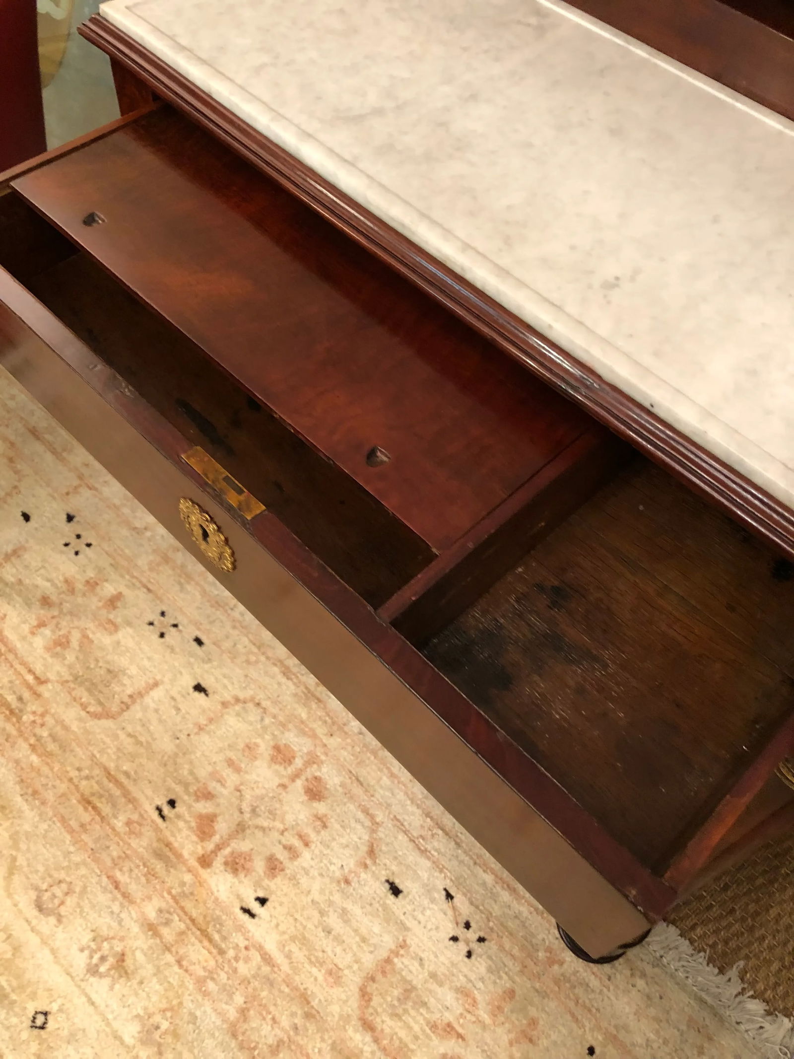 Federal Mahogany and Marble Vanity With Bronze Details - 6