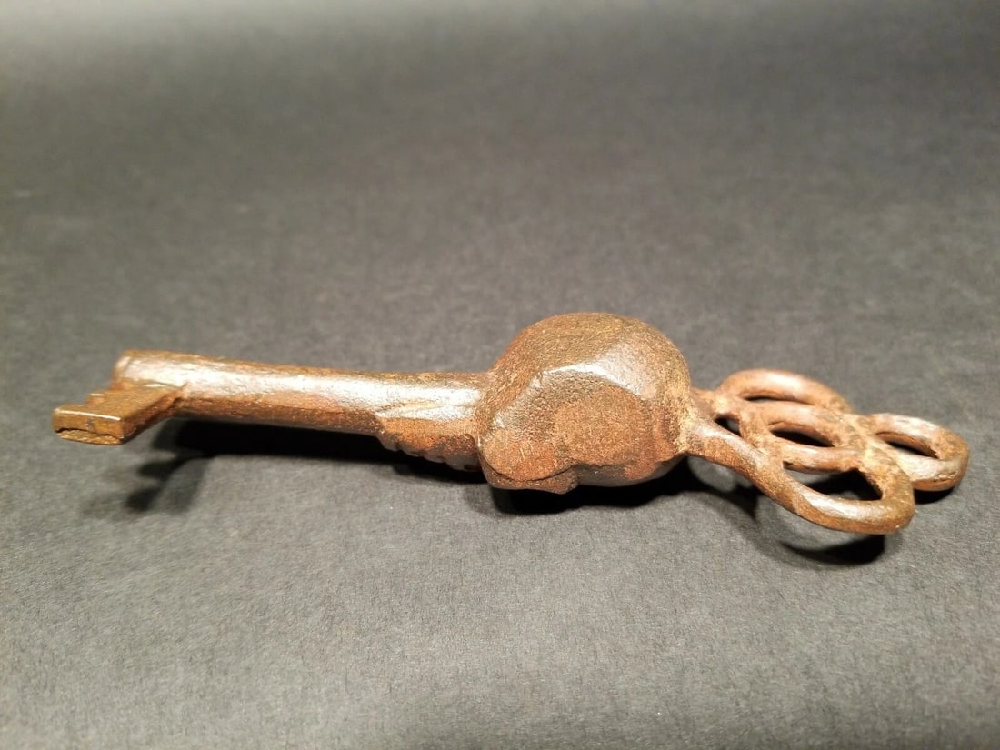 Cast Iron Skull Skeleton Key - 8