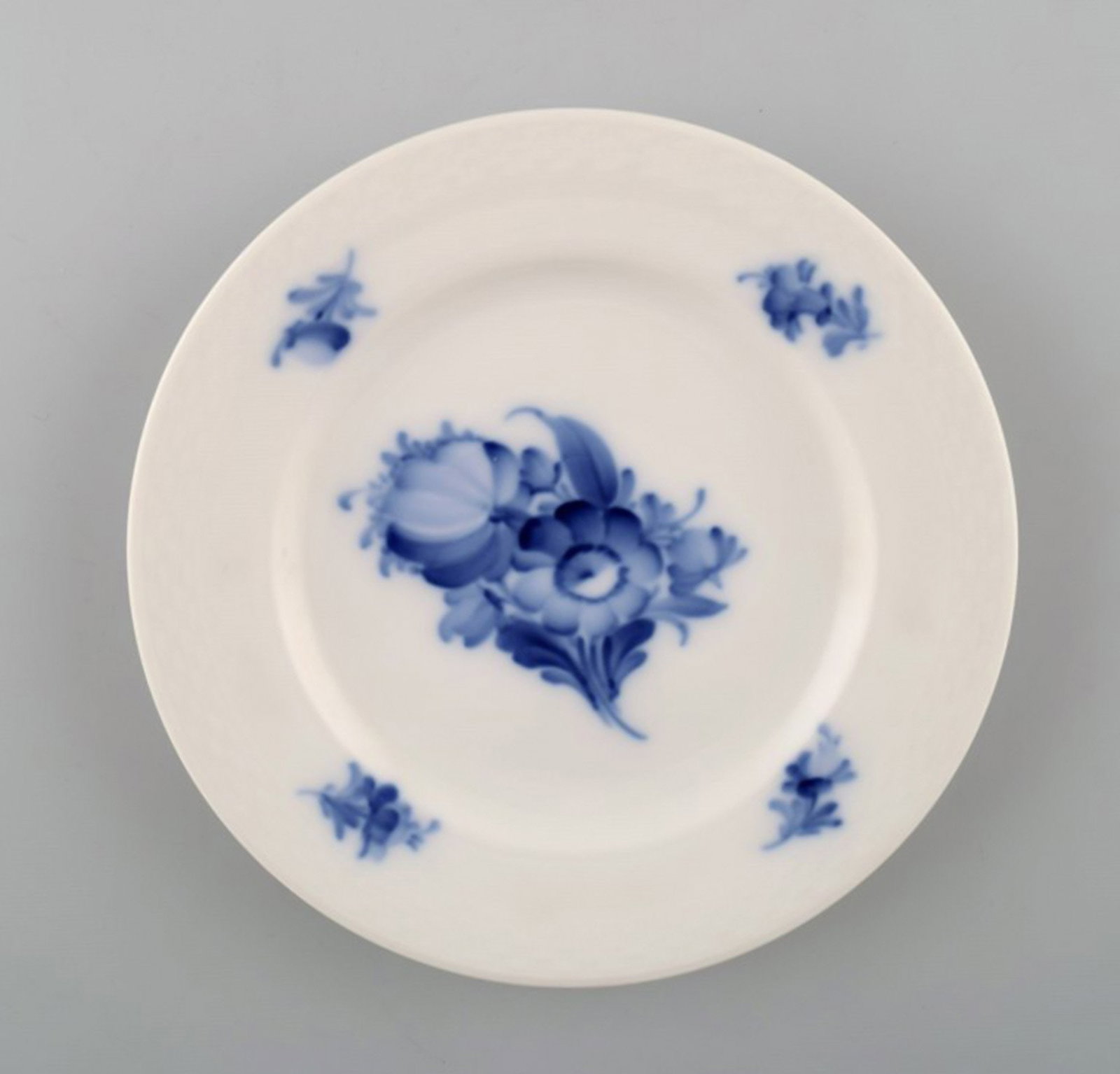 Cake plates from Royal Copenhagen. 2 pcs. in stock.: Title: Cake plates from Royal Copenhagen. 2 pcs. in stock. Description: Blue flower 2 cake plates from Royal Copenhagen. Decoration number 10/8091. 1st. factory quality. In perfect condition. Diameter