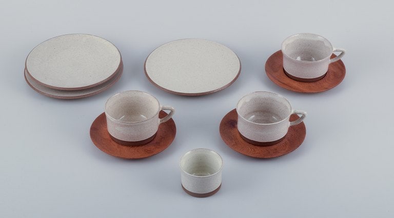 Aage Rasmus Selsbo (1926-1996), Danish ceramic artist, a three-piece coffee service in unique: Title: Aage Rasmus Selsbo (1926-1996), Danish ceramic artist, a three-piece coffee service in unique stoneware with wooden saucers. Sleek Scandinavian design. Description: Aage Rasmus Selsbo (1926-199