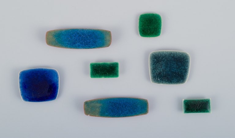 Ole Bjørn Krüger (1922-2007), Danish sculptor and ceramic artist. Seven unique brooches in: Title: Ole Bjørn Krüger (1922-2007), Danish sculptor and ceramic artist. Seven unique brooches in glazed stoneware in blue and green shades. Description: Ole Bjørn Krüger (1922-200