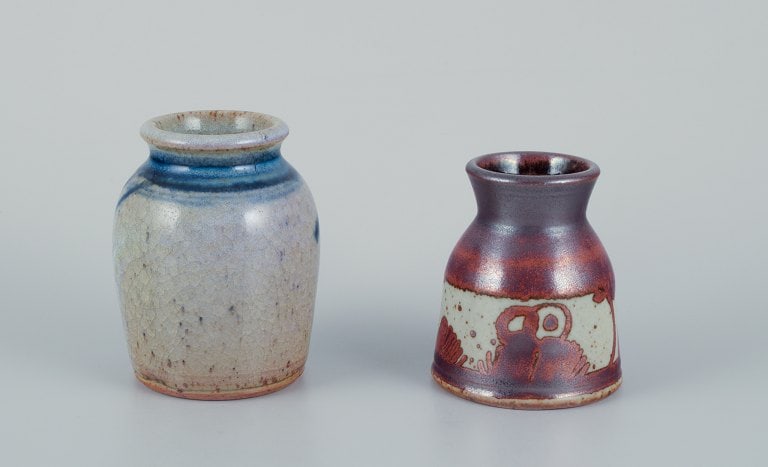 Elly Kuch (1929-2008) and Wilhelm Kuch (1925-2022). Two unique ceramic vases. One vase with a glossy: Title: Elly Kuch (1929-2008) and Wilhelm Kuch (1925-2022). Two unique ceramic vases. One vase with a glossy glaze in bluish and violet tones. The other vase with a glaze in brown shades. Abstract moti