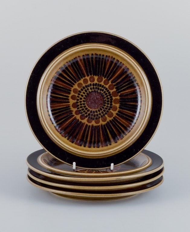 Gunvor Olin-Grönqvist for Arabia, "Cosmos", a set of four lunch plates in stoneware.: Title: Gunvor Olin-Grönqvist for Arabia, "Cosmos", a set of four lunch plates in stoneware. Retro-style stoneware with green-brown glaze. Description: Gunvor Olin-Grönqvist for Arabia, "Cosm