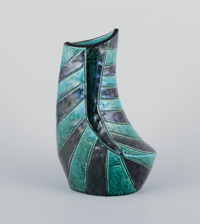 Christer, Mariestad, Sweden. Modernist ceramic vase with green and black glaze tones. - 2