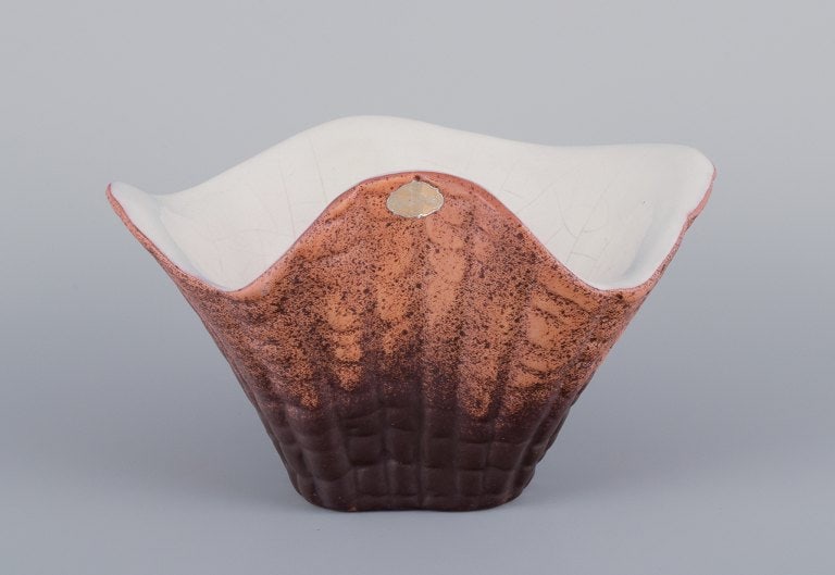 Vicke Lindstrand (1904-1983) for Upsala Ekeby. Snail-shaped ceramic bowl. Glazed in brown tones with: Title: Vicke Lindstrand (1904-1983) for Upsala Ekeby. Snail-shaped ceramic bowl. Glazed in brown tones with pink shades on the inside. Description: Vicke Lindstrand (1904-1983) for Upsala Ekeby. Snail