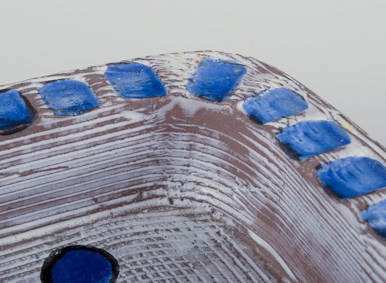 Mari Simmulson for Upsala Ekeby, Sweden. Ceramic bowl in modernist style with flower motif. - 6