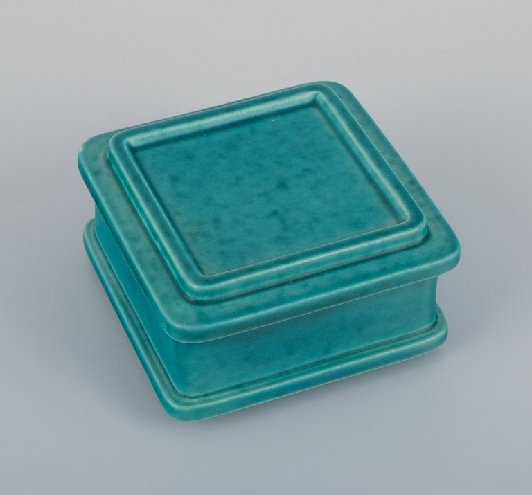 Wilhelm Kåge (1889-1960) for Gustavsberg, Sweden. Square Art Deco lidded box in ceramic with: Title: Wilhelm Kåge (1889-1960) for Gustavsberg, Sweden. Square Art Deco lidded box in ceramic with classic green glaze. From the Argenta series. Description: Wilhelm Kåge (1889-1960) for Gu