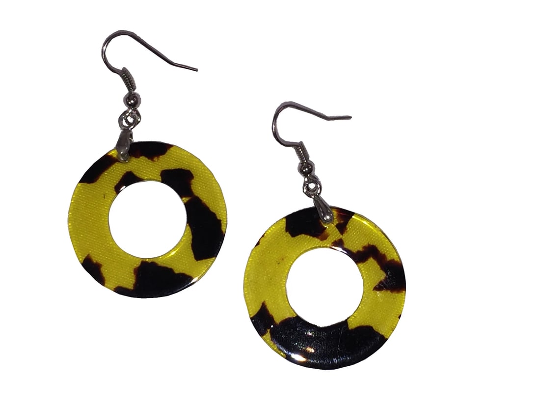 Simulated Tortoise Shell Plastic Hoop Dangle Earrings: Title:Simulated Tortoise Shell Plastic Hoop Dangle Earrings Description:Simulated Tortoise Shell Plastic Hoop Dangle Earrings. Earrings measure 1 1/2" by 1 1/4". Earrings for pierced ears. Reserve: $1