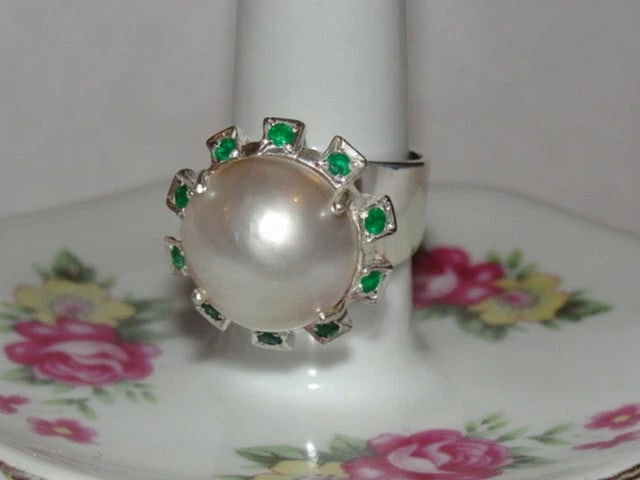 Sterling Silver Mabe Pearl and Emerald Cocktail Ring Alberto Juan: Title:Sterling Silver Mabe Pearl and Emerald Cocktail Ring Alberto Juan Description:This ring comes as an inspiration from my 4th jewelry collection of all cocktail rings, since they are popular now i