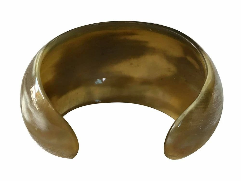 New Textured Cow Horn Bracelet.: Title:New Textured Cow Horn Bracelet. Description:New textured cow horn bracelet. Measurement from large: 7.5" Measurement from wide: 1.8" Measurement from the open part: 1.1" Material: cow horn Box C