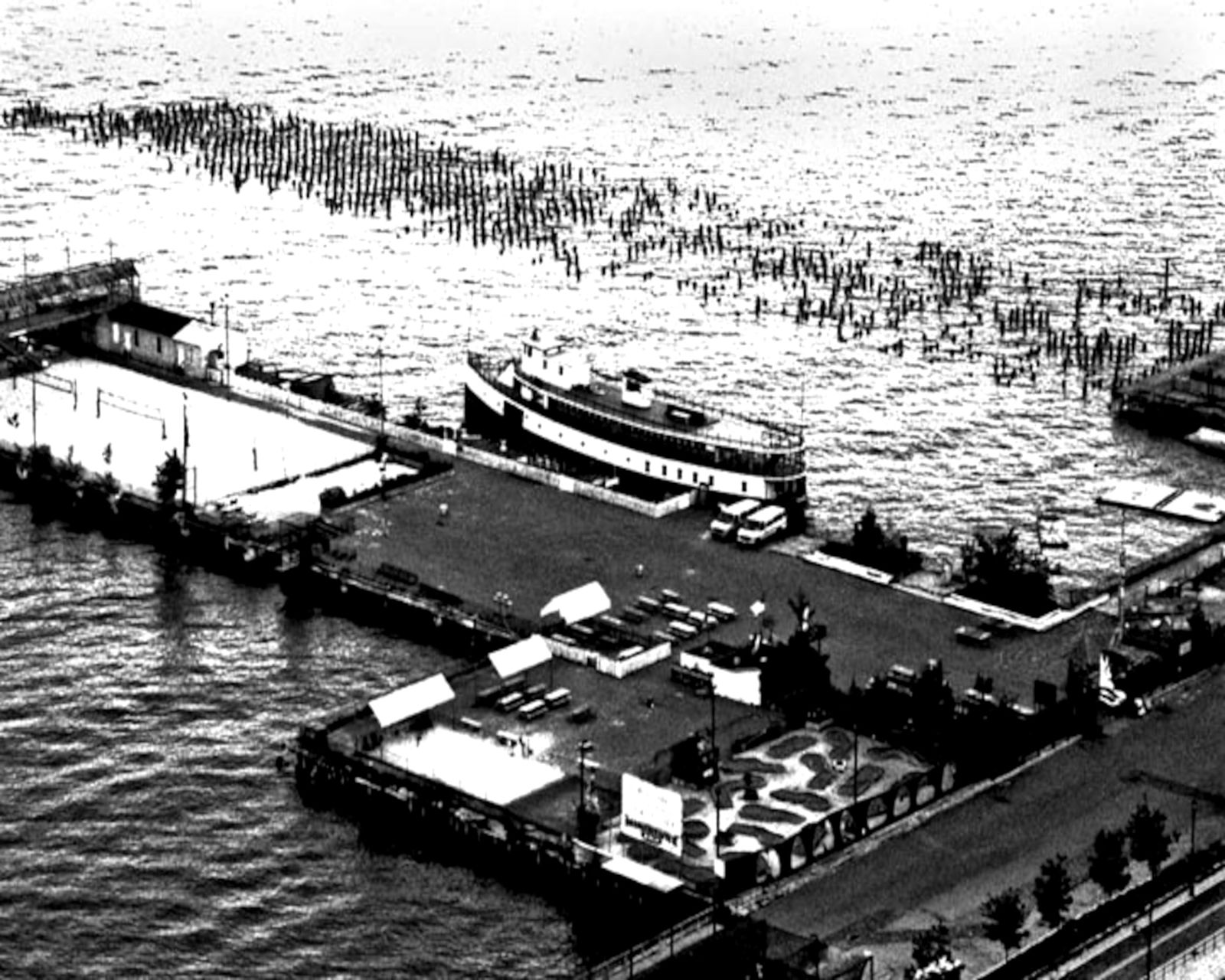 2004, TRIBECA PIER, NEW YORK CITY: Title: 2004, TRIBECA PIER, NEW YORK CITY Artist/Source: CLARK SHEFFIELD Original Date: 2004 Dimensions: 8X10 / 10X8 ACCORDINGLY Description: || UNITED STATES SHIPPING ONLY! || This lot is a Dye Based