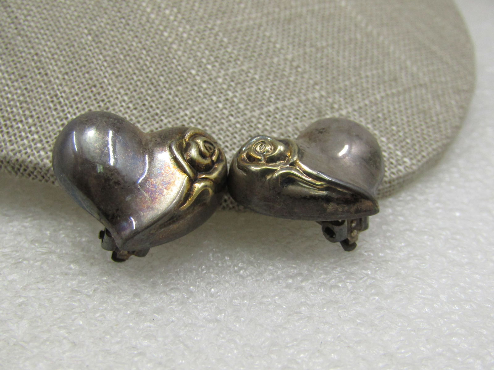 Vintage Gorham Sterling Heart Rose Earrings, Clip, Gold Rose: Vintage Gorham Sterling Heart Rose Earrings, Clip, Gold Rose. Stering silver puffy heart with a ridged accent and a gold rose in the upper corner. They are appx. 1". Weight is appx. 7.24 gr. They are