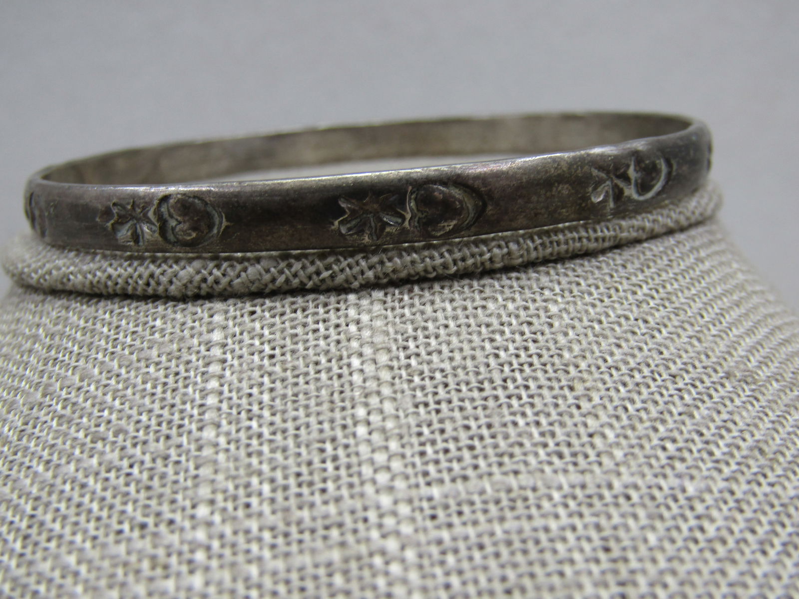 Vintage Mexico Pressed Bangle Bracelet, Unisex, 8.25", 5.5mm: Vintage Mexico Pressed Bangle Bracelet, Unisex, 8.25", 5.5mm, silver tone alloy and signed Mexico. It has a two pressed designs that are in clusters around the bracelet - looks like a start or sunburs