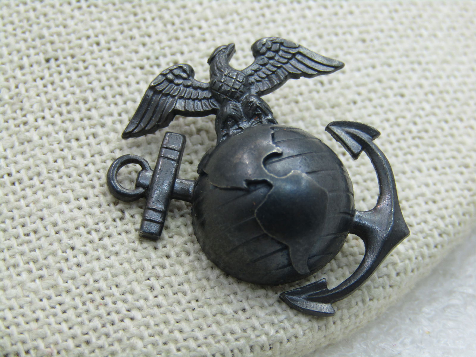 Vintage .900 Silver Lapis Lazuli Heart Necklace, 16": Vintage .900 Silver Lapis Lazuli Heart Necklace, 16" . Pendant tests as .925 sterling silver. Pendant is appx. 3/4" long and 1/2" wide. Weight is appx. 1.50 grams. The chain is an oblong alternating l