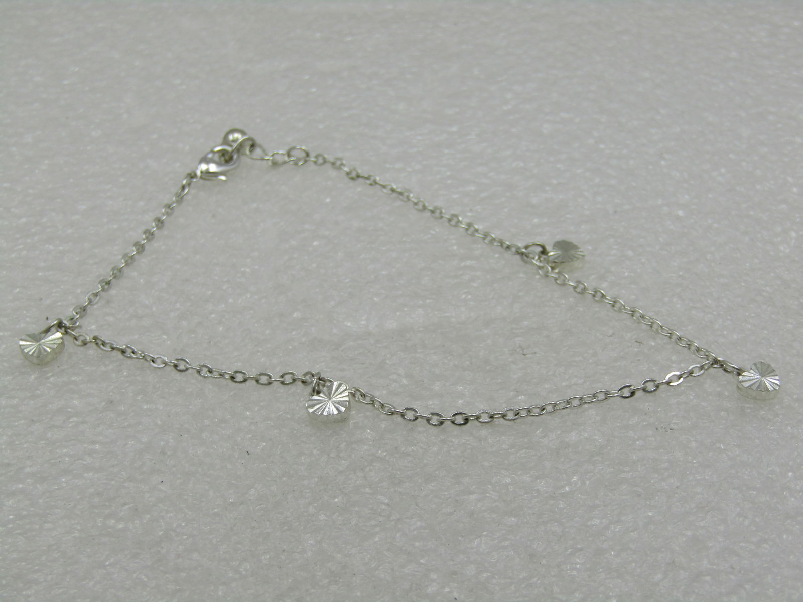 Silver Tone Ridge Heart Ankle Bracelet, 9.25": Silver Tone Ridge Heart Ankle Bracelet, 9.25". 4 dangling 1/4" ridged heart dangles. Lobster clasp. Silver tone chair. Contempory and current piece, 2000's . Very good, like new condition. Not signed