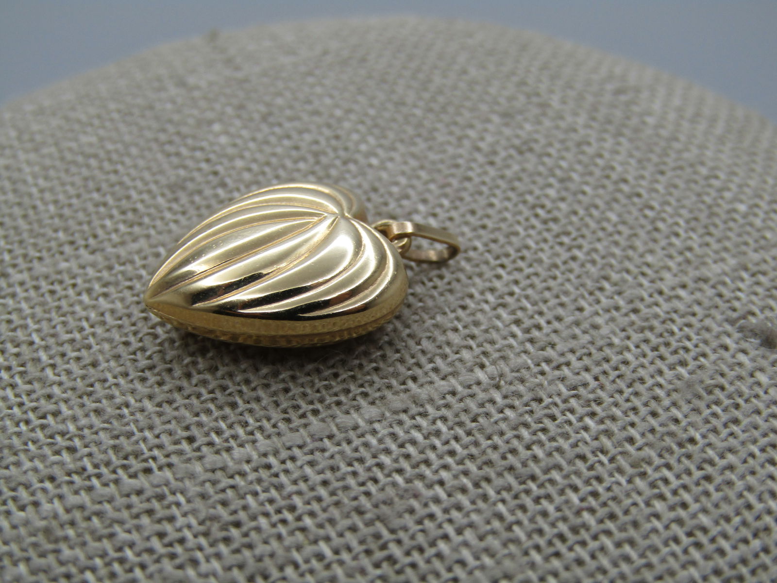 Vintage 14kt Ridged Puffy Heart Pendant, 1980's-1990's: Vintage 14kt Ridged Puffy Heart Pendant/Charm, 1980's-1990's. This is a modern heart. It is puffy and appx. The heart is appx. 3/4" tall and slightly over 1/2" wide. It has an appx. 1/4" long soldered