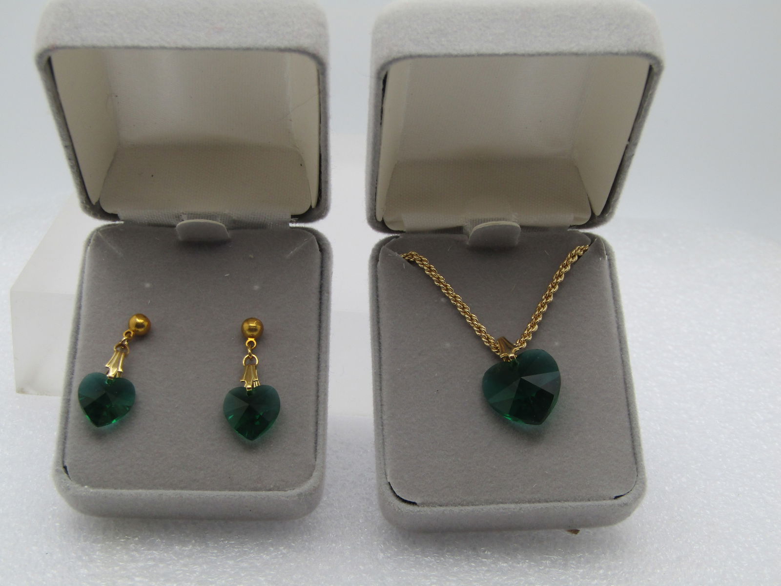 Vintage Green Crystal Heart Necklace Pierced Earrings Set, 20": Vintage Green Crystal Heart Necklace Pierced Earrings Set, 20" The chain is a tight multi-link that is papx. 3mm wide. The pendant is an emerald green glass/crystal that is appx. 3/4" long with bail a