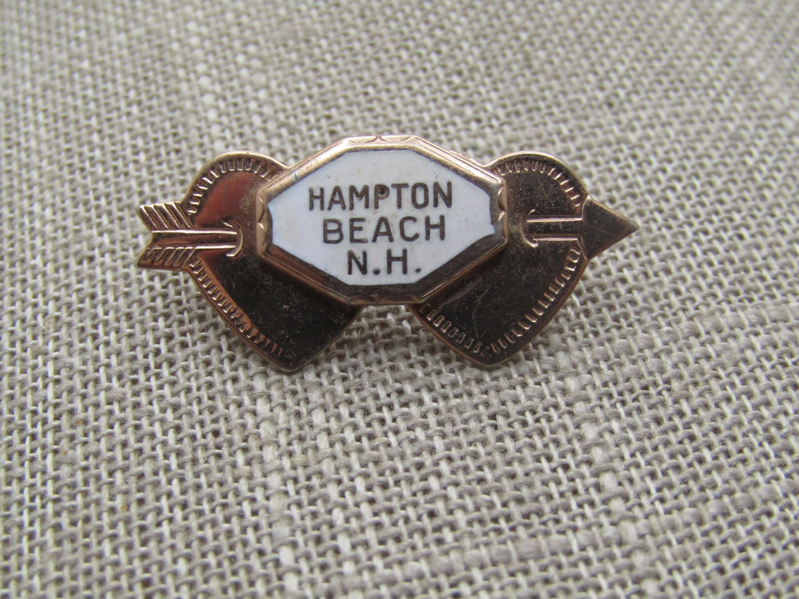 Vintage Double Heart Hampton Beach, N.H. Brooch, 1930's-1940's, C-Clasp, Gold Filled: Vintage Double Heart Hampton Beach, N.H. Brooch, 1930's-1940's, C-Clasp, 10kt gold filled with white enameled background and Hampton Beach. NH centered over top . Rose gold hew. It is appx. 1.25" wide