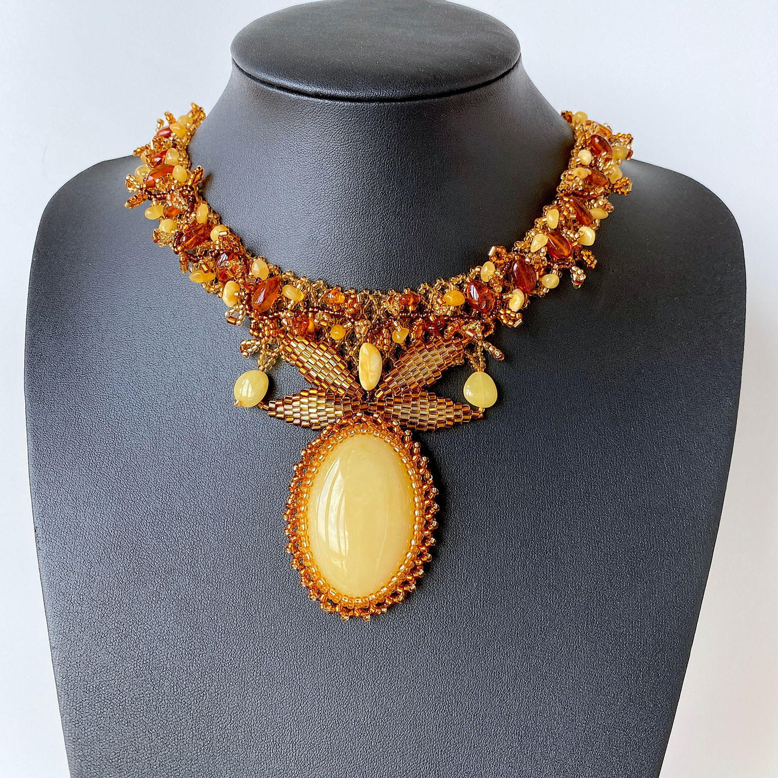 Outstanding Amber Cleopatra necklace: Title:Outstanding Amber Cleopatra necklace Metal:None Gemstone:Amber Weight:52.4 g Size:Size: 400.0 x 90.0 x 11.0 mm Size: 15.748 x 3.543 x 0.433 inches Made of:(Reconstituted Amber or Whole Stone):Wh
