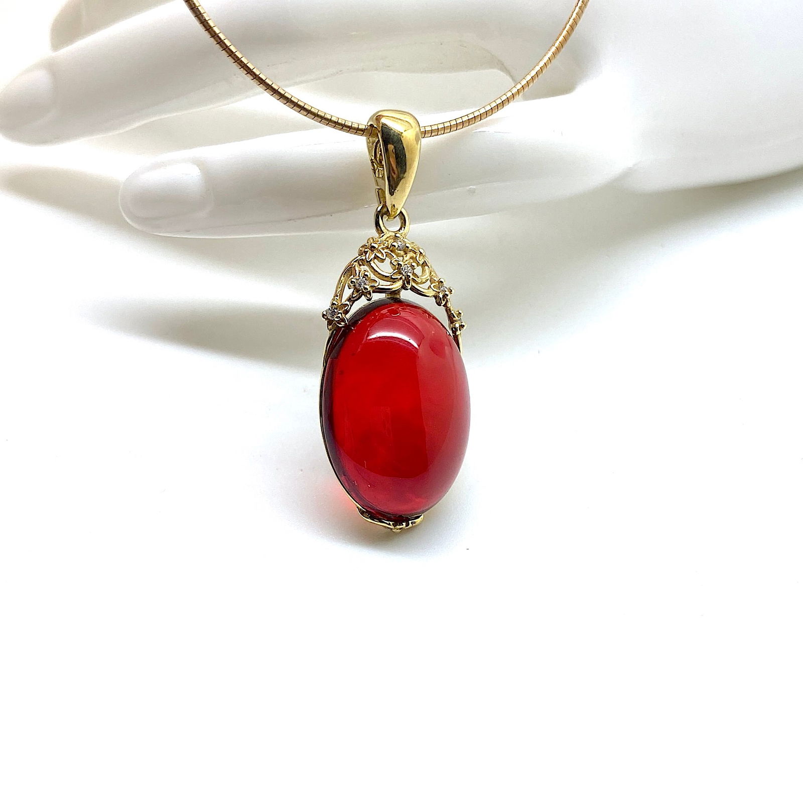 Beautiful Amber Pendant with chain, shaped like a Drop: Title:Beautiful Amber Pendant with chain, shaped like a Drop Metal:925 Silver-Gold Plated Gemstone:Amber Weight:3.78 g Size:Size: 40.0 x 16.0 x 8.0 mm Size: 1.575 x 0.63 x 0.315 inches Made of:(Recons