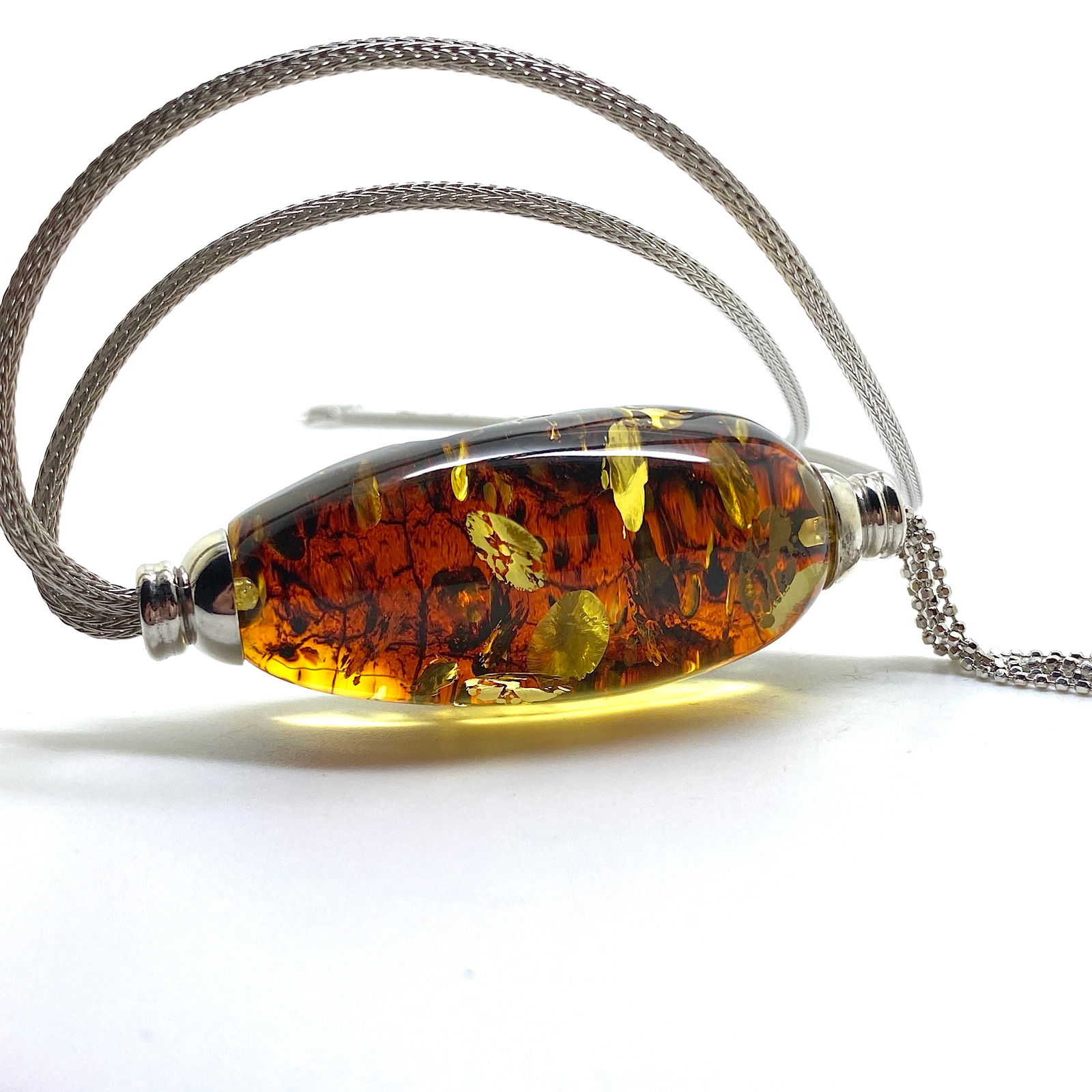 Fascinating Vintage Amber Pendant with chain, shaped like a Drop: Title:Fascinating Vintage Amber Pendant with chain, shaped like a Drop Metal:Sterling Silver Gemstone:Amber Weight:21.69 g Size:Size: 44.0 x 80.0 x 80.0 mm Size: 1.732 x 3.15 x 3.15 inches Made of:(Re