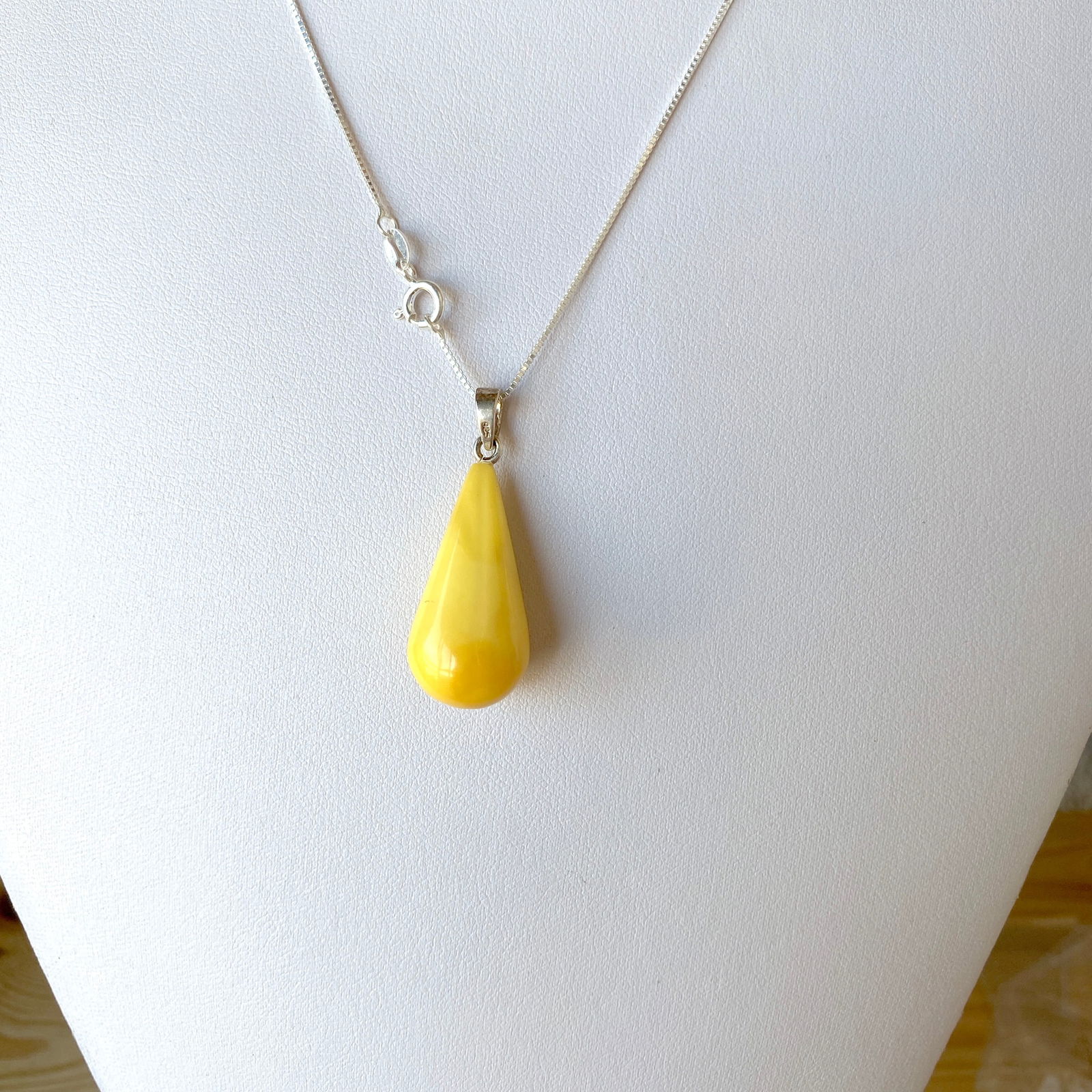 Remarkable Amber Pendant with chain, shaped like a Drop: Title:Remarkable Amber Pendant with chain, shaped like a Drop Metal:Sterling Silver Gemstone:Amber Weight:4.9 g Size:Size: 33.33 x 14.55 x 13.0 mm Size: 1.312 x 0.573 x 0.512 inches Made of:(Reconstit