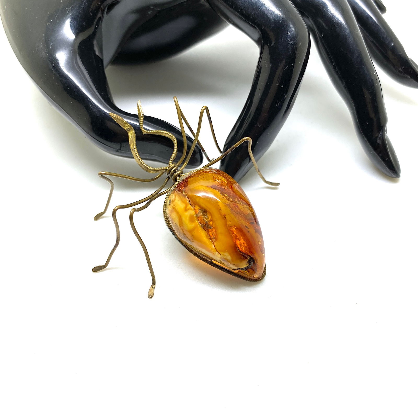 Antique Amber Spider Brooch: Title:Antique Amber Spider Brooch Metal:Metal Gemstone:Amber Weight:8.0 g Size:Size: 57.0 x 60.0 x 30.0 mm Size: 2.244 x 2.362 x 1.181 inches Made of:(Reconstituted Amber or Whole Stone):Whole Stone A
