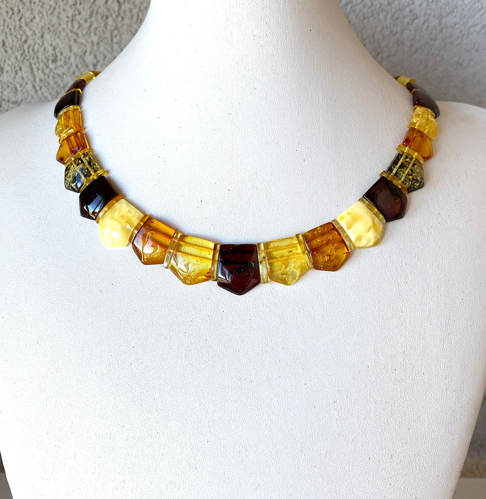 Extraordinary Amber Cleopatra necklace: Title:Extraordinary Amber Cleopatra necklace Metal:None Gemstone:Amber Weight:17.85 g Size:Size: 470.0 x 20.0 x 5.0 mm Size: 18.504 x 0.787 x 0.197 inches Made of:(Reconstituted Amber or Whole Stone):