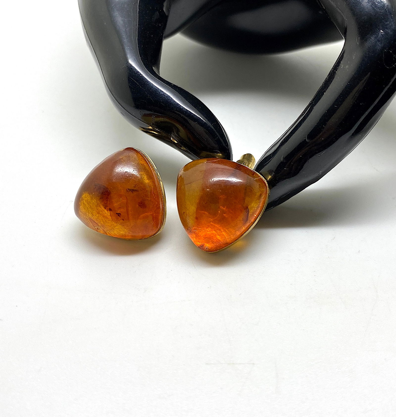 Antique Reuleaux triangle Amber Cufflinks: Title:Antique Reuleaux triangle Amber Cufflinks Metal:925 Silver-Gold Plated Gemstone:Amber Weight:11.3 g Size:Size: 19.6 x 19.6 x 25.2 mm Size: 0.772 x 0.772 x 0.992 inches Made of:(Reconstituted Amb