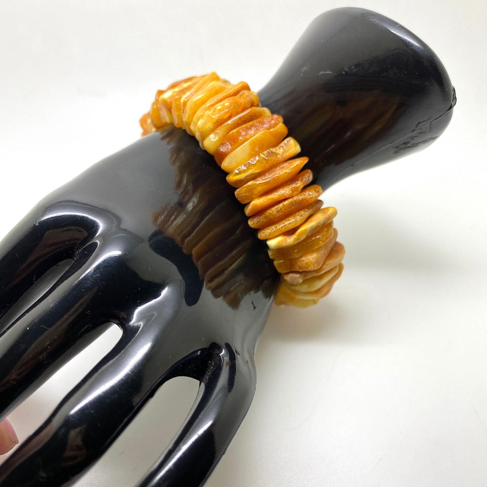 Grand Vintage cut Amber bangle bracalet: Title:Grand Vintage cut Amber bangle bracalet Metal:None Gemstone:Amber Weight:29.6 g Size: Made of:(Reconstituted Amber or Whole Stone):Whole Stone Additional information:Amber does not contain any o