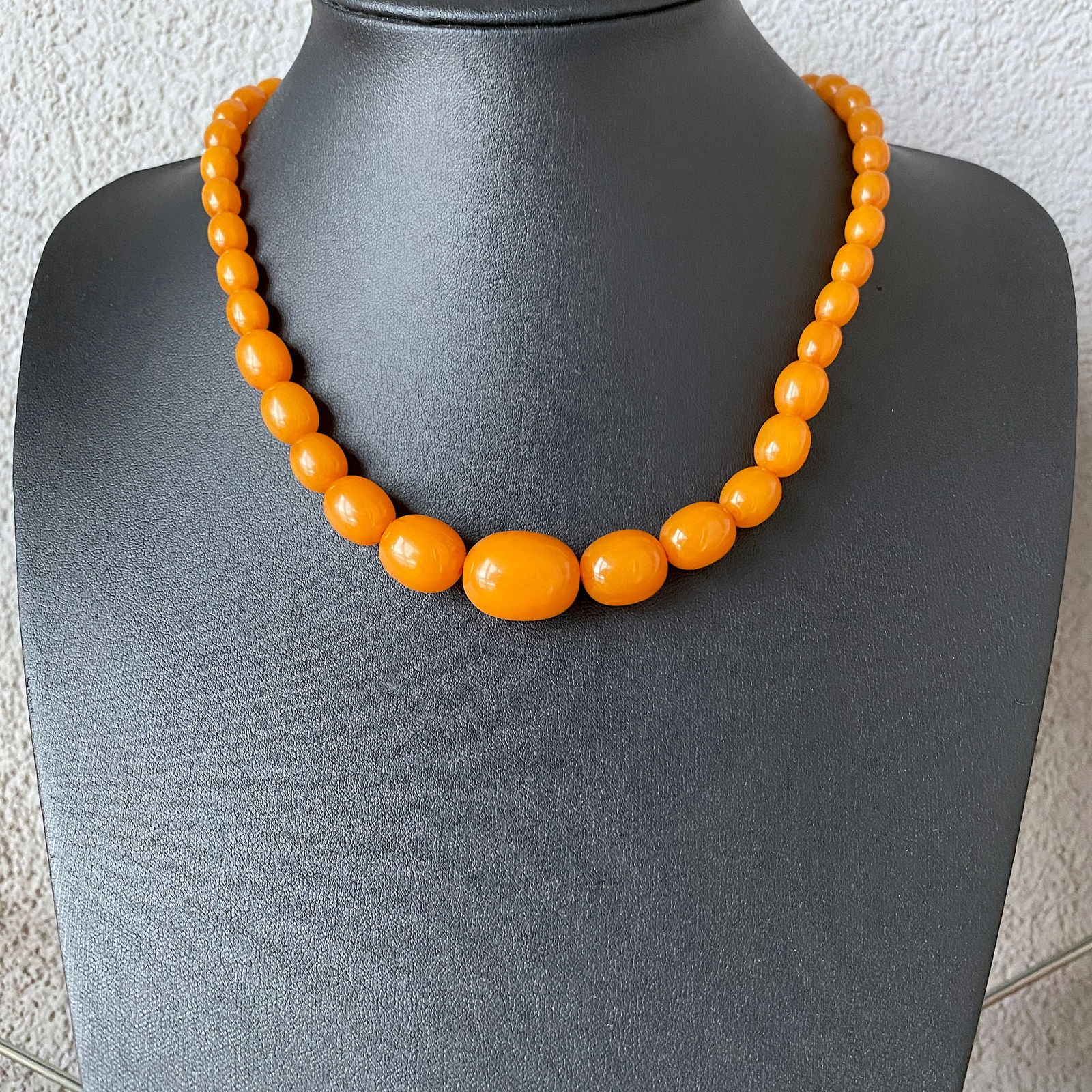 Outstanding Vintage Bakelite Necklace made from Olive shaped Bakelite beads: Title:Outstanding Vintage Bakelite Necklace made from Olive shaped Bakelite beads Metal:None Gemstone:Bakelite Weight:30.0 g Size:Size: 500.0 x 11.0 x 11.0 mm Size: 19.685 x 0.433 x 0.433 inches Bead