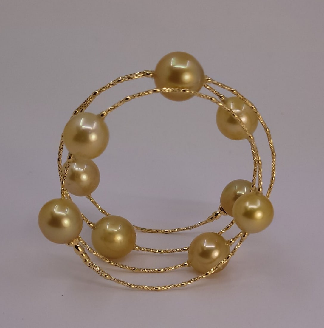 Bracelet - 18 kt. Yellow gold - Golden South Sea Pearls: Title: Bracelet - 18 kt. Yellow gold - Golden South Sea Pearls Description: This bracelet measures 55cm in total and wraps beautifully several times around the wrist. The bracelet contains 9 top quali