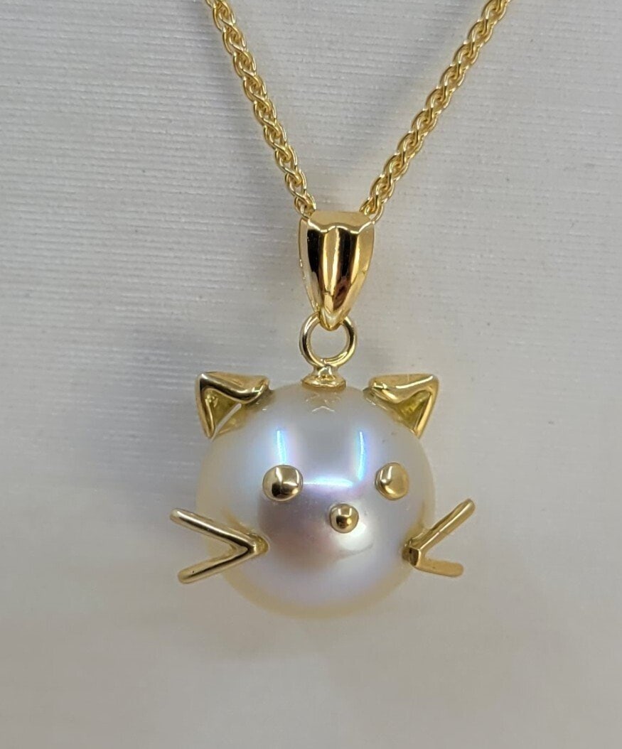 Necklace with pendant - 18 kt. Yellow gold Pearl - Golden South Sea Pearl: Title: Necklace with pendant - 18 kt. Yellow gold Pearl - Golden South Sea Pearl Description: The pendant is 18K yellow gold. The chain is 925 silver vermeil and is added as a gift. This unique pendan